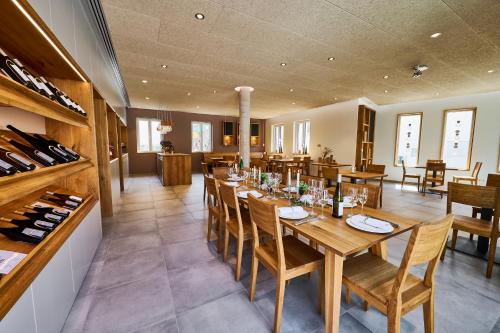 Banquet hall, Ferienwohnungen im Weingut Huff-Doll in Gensingen Banquet hall, Ferienwohnungen im Weingut Huff-Doll in Gensingen