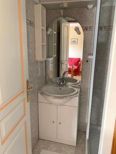 Bathroom, Le Petit Logis entre Auvers et Paris in Montigny-lès-Cormeilles Bathroom, Le Petit Logis entre Auvers et Paris in Montigny-lès-Cormeilles