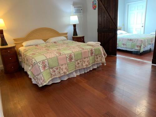 Double bedroom with private bathroom for family or friends in Rialto (CA) Double bedroom with private bathroom for family or friends in Rialto (CA)