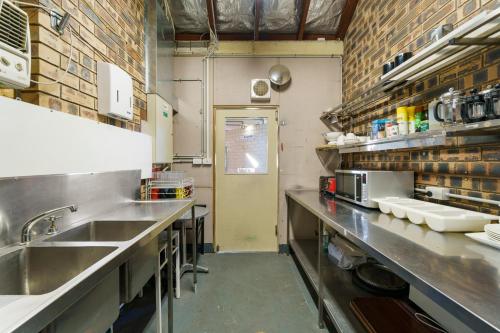 Dapur, Esk Wivenhoe Motor Inn in Esk Dapur, Esk Wivenhoe Motor Inn in Esk