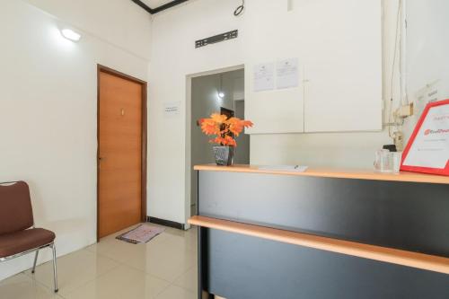 Vestibule, RedDoorz near Terminal Bubulak Bogor in West Bogor Vestibule, RedDoorz near Terminal Bubulak Bogor in West Bogor