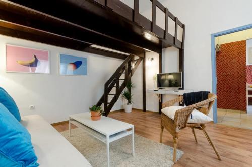 Quiet Cozy Apartment in Party Street e1