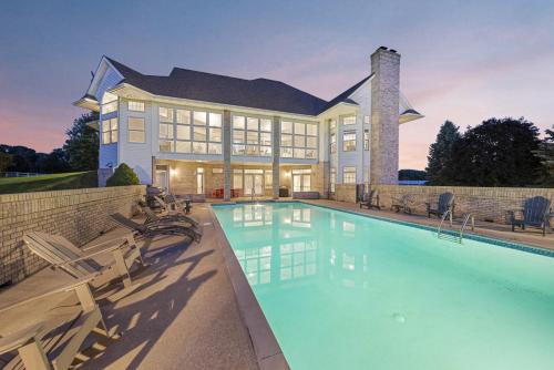 Pogled, HUGE Crystal Lake 7 Acre Ranch w Pool and Indoor Spa in McHenry (IL) Pogled, HUGE Crystal Lake 7 Acre Ranch w Pool and Indoor Spa in McHenry (IL)