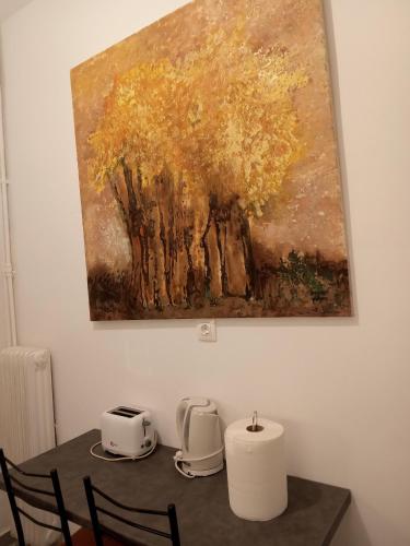 Cozy spot apt next to metro station .