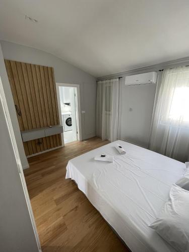 Lungomare Apartments in Petrovac Lungomare Apartments in Petrovac
