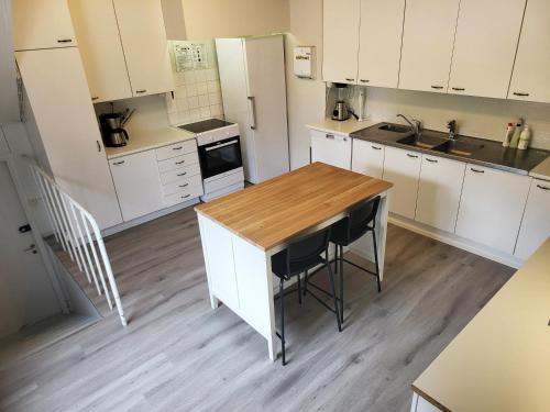 Fasilitas, -ONNELA- Iso Perhehuoneisto Paljulla ja Liikuntasalilla, Wanha Koulu Tahkovuori (Wanha Koulu Tahko Onnela, 4mh, Palju, Sauna, Tupakeittio, Wifi, Liikuntasali, RinteetSpaRavintola 6k) in Nilsia Fasilitas, -ONNELA- Iso Perhehuoneisto Paljulla ja Liikuntasalilla, Wanha Koulu Tahkovuori (Wanha Koulu Tahko Onnela, 4mh, Palju, Sauna, Tupakeittio, Wifi, Liikuntasali, RinteetSpaRavintola 6k) in Nilsia