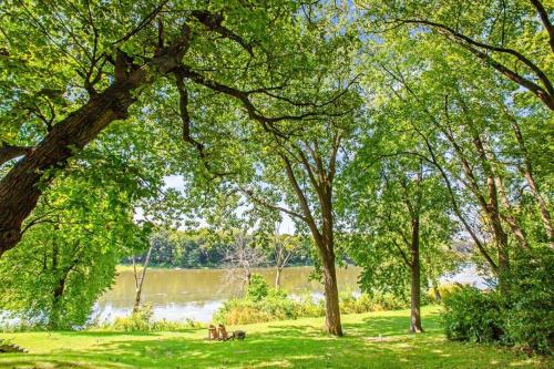 Charming Family Haven, On The Mighty Kankakee in Kankakee (IL) Charming Family Haven, On The Mighty Kankakee in Kankakee (IL)