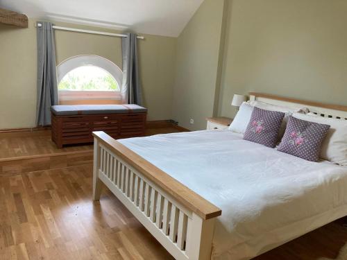 Lac De Lumiere. Relax with rural lakeside living in Herry Lac De Lumiere. Relax with rural lakeside living in Herry