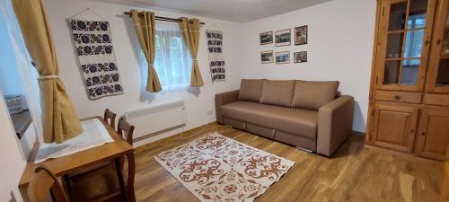 La numărul 100, Nămăești (La numarul 100, Namaesti) in Valea Mare Pravat La numărul 100, Nămăești (La numarul 100, Namaesti) in Valea Mare Pravat