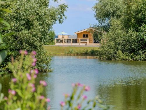 Pohled zvenku, Kingfisher Cabin in Astbury Pohled zvenku, Kingfisher Cabin in Astbury