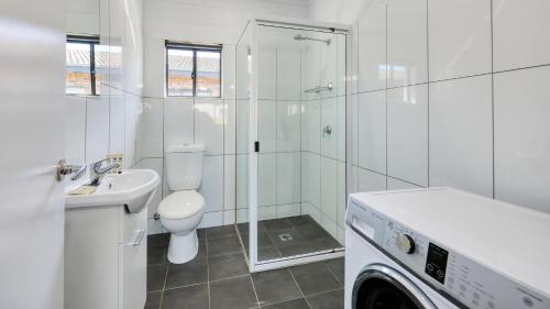 Bathroom, Castlereagh Lodge Motel in Coonamble Bathroom, Castlereagh Lodge Motel in Coonamble
