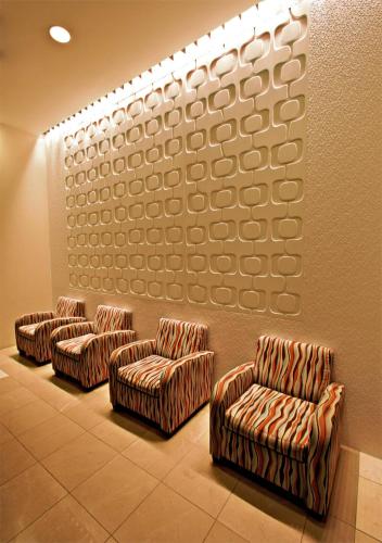 Lobby, Century Plaza Hotel in Vancouver (BC) Lobby, Century Plaza Hotel in Vancouver (BC)