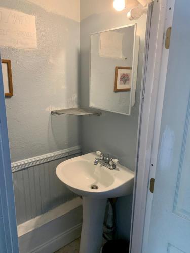 Convenient location easy to get to & Lovely home Very nice with 4 bedrooms. in Pawtucket (RI) Convenient location easy to get to & Lovely home Very nice with 4 bedrooms. in Pawtucket (RI)