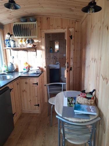 Sunset View Shepherds Hut in دالمالى Sunset View Shepherds Hut in دالمالى