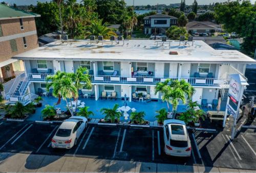 Exterior view, Sunset Beach Suites in Madeira Beach (FL) Exterior view, Sunset Beach Suites in Madeira Beach (FL)