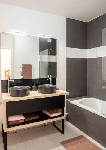 Penthouse view Garonne with Jacuzzi 100m2 in La Bastide Penthouse view Garonne with Jacuzzi 100m2 in La Bastide