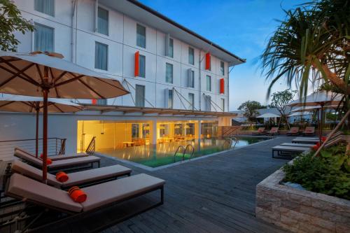 Entrance, HARRIS Hotel & Conventions Denpasar Bali in Denpasar Entrance, HARRIS Hotel & Conventions Denpasar Bali in Denpasar