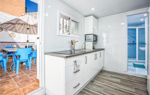 cuina, Amazing home in Malaga with WiFi and 3 Bedrooms in Este cuina, Amazing home in Malaga with WiFi and 3 Bedrooms in Este