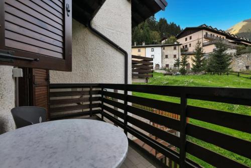 Balcony/terrace, Cambrembo a 3km da foppolo casa x6persone con Camino e Wifi in Valleve Balcony/terrace, Cambrembo a 3km da foppolo casa x6persone con Camino e Wifi in Valleve