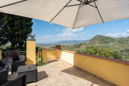 شرفة/ تراس, Luxury Retreat Montevettolini in Monsummano Terme شرفة/ تراس, Luxury Retreat Montevettolini in Monsummano Terme