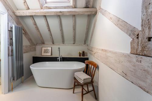 Boddington Mill, Enchanting 3 Bdr Retreat by Oriri in ปิลลีย์ Boddington Mill, Enchanting 3 Bdr Retreat by Oriri in ปิลลีย์