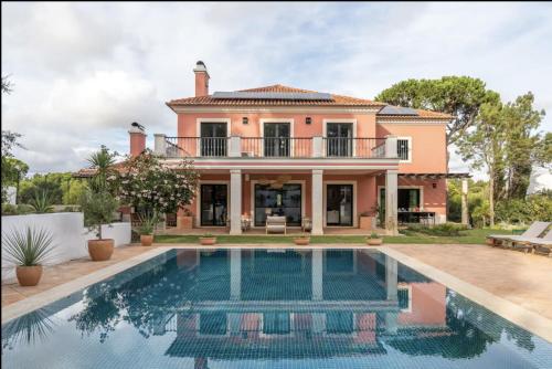 Colorful Villa with pool by OTYNA AM in Estoril Colorful Villa with pool by OTYNA AM in Estoril