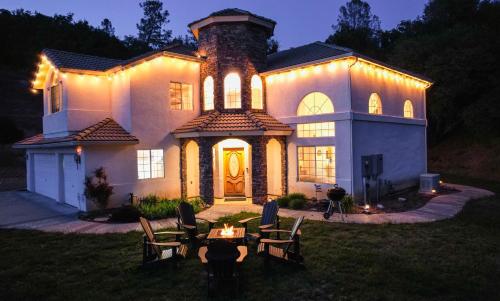 Exterior view, Mountain Majesty with Hot Tub, Pool Table, Generator, EV Hookup in Oakhurst Exterior view, Mountain Majesty with Hot Tub, Pool Table, Generator, EV Hookup in Oakhurst