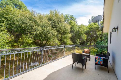 Balcony/terrace, Mountain Majesty with Hot Tub, Pool Table, Generator, EV Hookup in Oakhurst Balcony/terrace, Mountain Majesty with Hot Tub, Pool Table, Generator, EV Hookup in Oakhurst