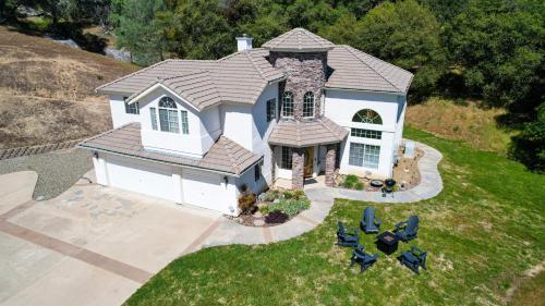 Mountain Majesty with Hot Tub, Pool Table, Generator, EV Hookup in Oakhurst Mountain Majesty with Hot Tub, Pool Table, Generator, EV Hookup in Oakhurst