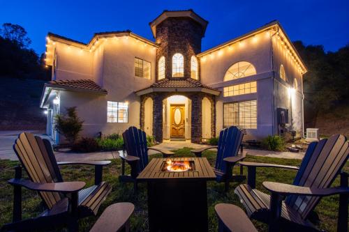 Exterior view, Mountain Majesty with Hot Tub, Pool Table, Generator, EV Hookup in Oakhurst Exterior view, Mountain Majesty with Hot Tub, Pool Table, Generator, EV Hookup in Oakhurst