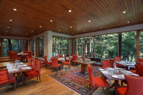 Étterem, Welcomhotel by ITC Hotels, Pine N Peak, Pahalgam in Pahalgam Étterem, Welcomhotel by ITC Hotels, Pine N Peak, Pahalgam in Pahalgam