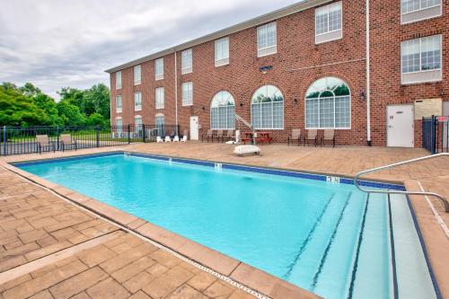 Swimming pool, Holiday Inn Express Hotel & Suites Warrenton By IHG in Warrenton (VA) Swimming pool, Holiday Inn Express Hotel & Suites Warrenton By IHG in Warrenton (VA)