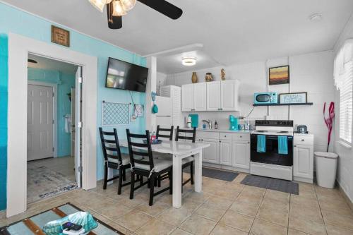 Kitchen, Mermaids Grotto WATERFRONT 1BR Apt with Bay View in Harbour Island Kitchen, Mermaids Grotto WATERFRONT 1BR Apt with Bay View in Harbour Island