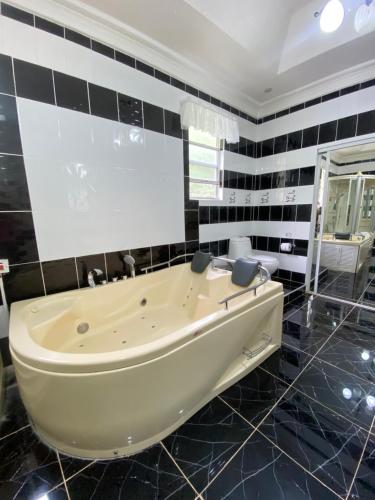 Salle de bain, All Nations Guest House in Port Antonio Salle de bain, All Nations Guest House in Port Antonio