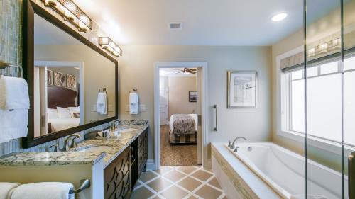 Badrum, Holiday Inn Club Vacations South Beach Resort By IHG near Myrtle Beach Flea Market Badrum, Holiday Inn Club Vacations South Beach Resort By IHG near Myrtle Beach Flea Market