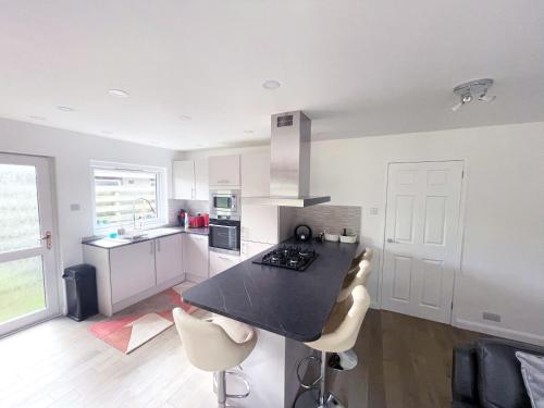 ห้องครัว, Matara House Holiday Home in เวสต์ฮิล ห้องครัว, Matara House Holiday Home in เวสต์ฮิล