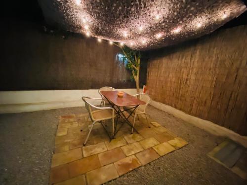 Grand studio de 38m2 et cour independante de 25m2 dont wifi et Netflix in La Chamberte Grand studio de 38m2 et cour independante de 25m2 dont wifi et Netflix in La Chamberte