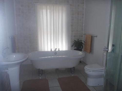 Bathroom, Erf 473 Fisherhaven in Hermanus Bathroom, Erf 473 Fisherhaven in Hermanus