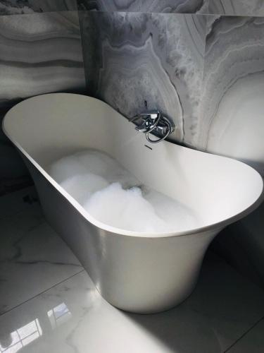 Lux on Patricia 1B in 烏木拉利 Lux on Patricia 1B in 烏木拉利