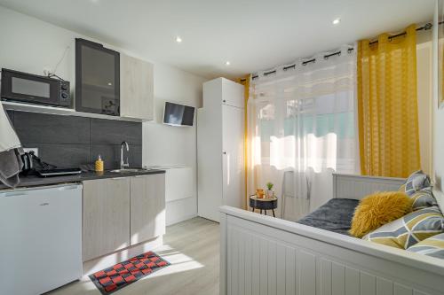 Kitchen, Plage Catalans:Studio entre la mer & le Parc Pharo in 07. La Corniche Kitchen, Plage Catalans:Studio entre la mer & le Parc Pharo in 07. La Corniche
