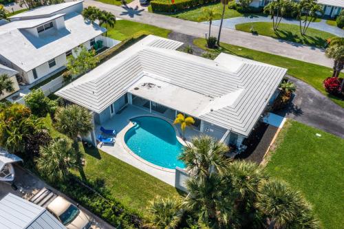 Coastal 4B/3B Allure w/ Heated Pool & Lanai - Walk to Beach! in Riviera Beach (FL) Coastal 4B/3B Allure w/ Heated Pool & Lanai - Walk to Beach! in Riviera Beach (FL)