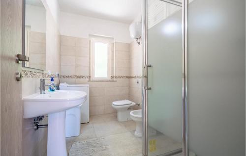 Bathroom, Beautiful home in Farindola with WiFi and 2 Bedrooms in Farindola Bathroom, Beautiful home in Farindola with WiFi and 2 Bedrooms in Farindola
