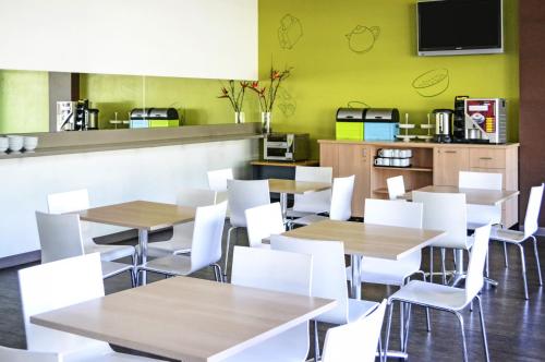 Restaurant, ibis budget Sydney Olympic Park in Sydney Olympic Park Restaurant, ibis budget Sydney Olympic Park in Sydney Olympic Park