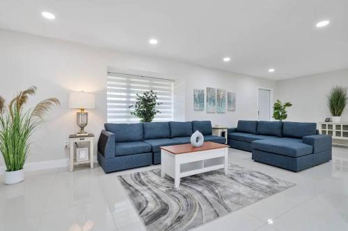 Beautiful & Peaceful 4 Bedroom Home With a Pool in Sunrise Beautiful & Peaceful 4 Bedroom Home With a Pool in Sunrise