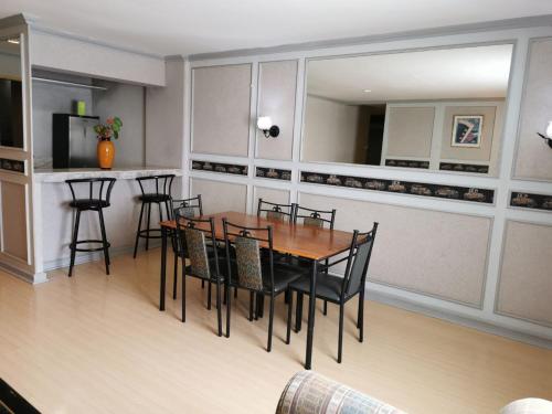 Holiday Plaza Hotel - Cebu near Southwestern University Holiday Plaza Hotel - Cebu near Southwestern University