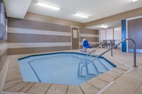 อ่างแช่น้ำร้อน, Hawthorn Suites by Wyndham Williston in สนามบิน อ่างแช่น้ำร้อน, Hawthorn Suites by Wyndham Williston in สนามบิน