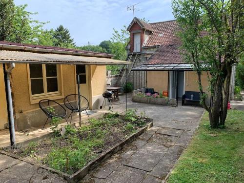 Garden, Joli mai, maisonnette entre foret et loing in Montigny-sur-Loing Garden, Joli mai, maisonnette entre foret et loing in Montigny-sur-Loing