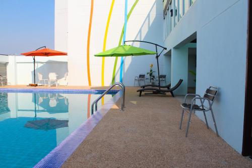 Swimming pool, 42C The Chic Hotel in Nakhon Sawan Swimming pool, 42C The Chic Hotel in Nakhon Sawan