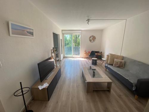 Shared lounge/TV area, Appartement 3p, 72m2, centre ville, parking prive tout confort in La Judee Shared lounge/TV area, Appartement 3p, 72m2, centre ville, parking prive tout confort in La Judee