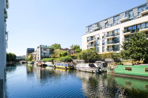 Lovely 2 bed flat in canal side gated development